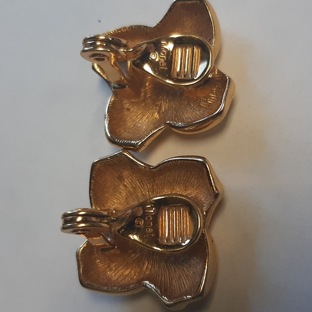 326. MONET GOLD CLIP ON EARRINGS SIGNED - Picture 2 of 4